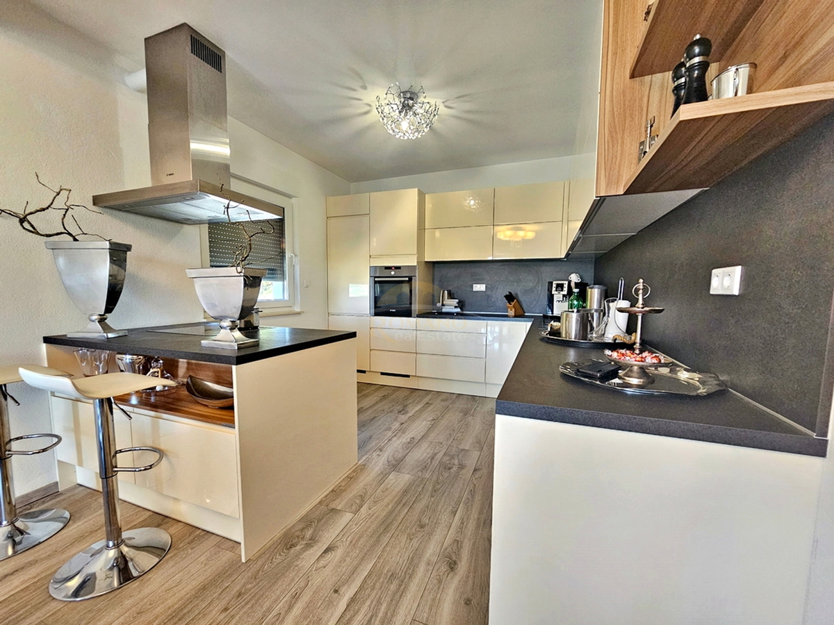 Luksuzna hiša na Čiovu - Mastrinka s 3 apartmaji in odprtim pogledom na morje